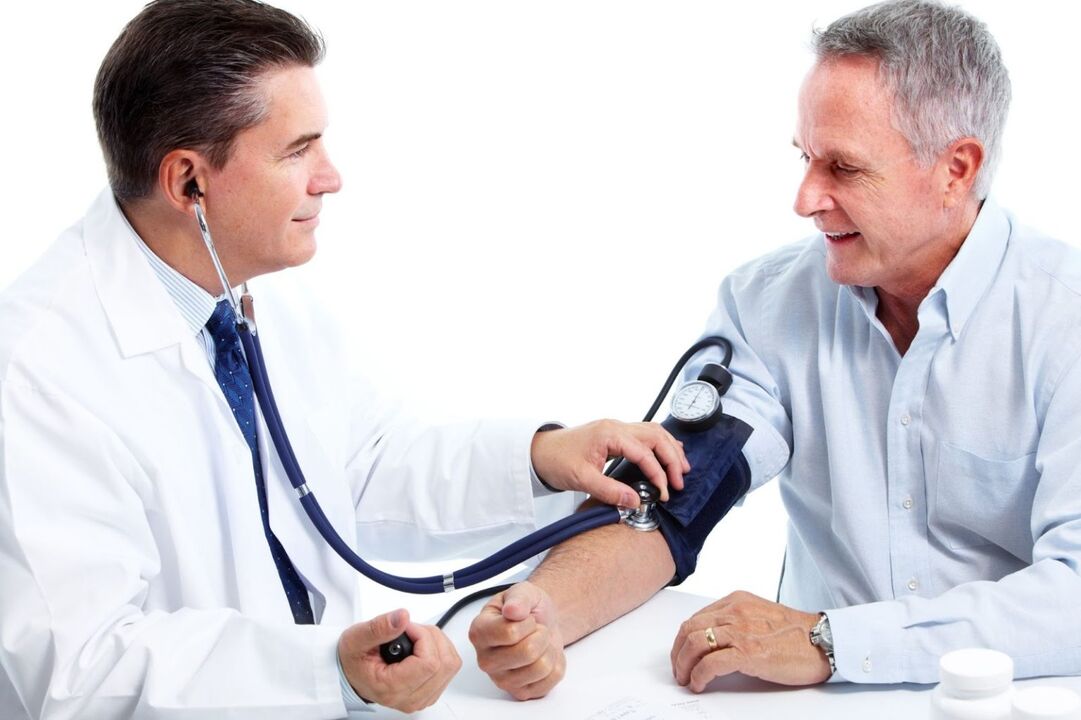 Le médecin mesure la pression du patient souffrant d'hypertension